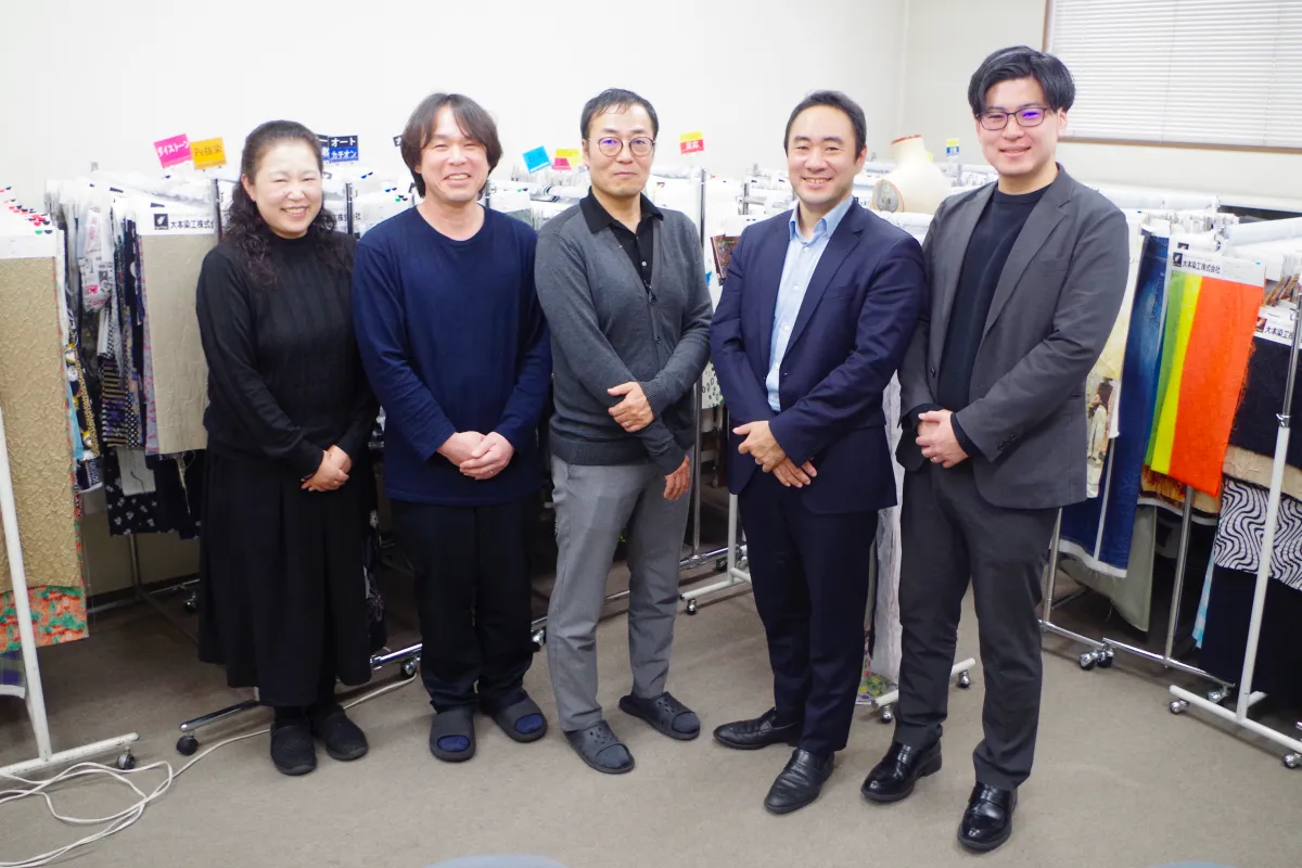 紙とFAXによるアナログな情報共有からデータ・AI活用への業務革新 大本染工がPRISMで進める、繊維業界の共創型DX